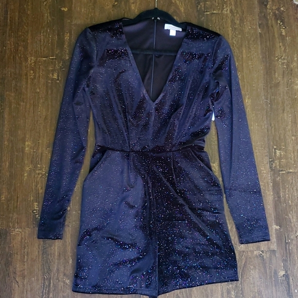 🎄 HOLIDAY VELVET ROMPER 🎄 - Picture 1 of 9